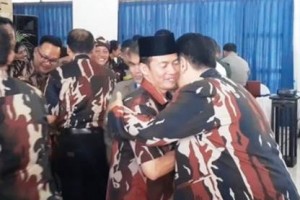 Nana mendapat ucapan selamat atas dilantiknya sebagai ketua AMS Kuyningan.